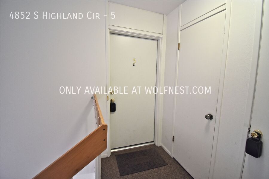 Beautiful 2 Bed Holladay Condo! No Deposit Option! property image