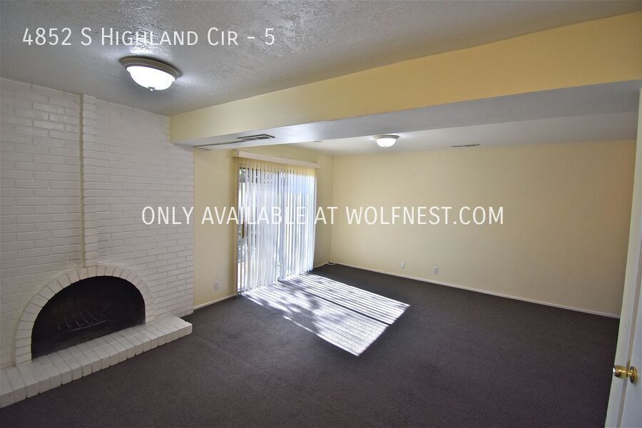 Beautiful 2 Bed Holladay Condo! No Deposit Option! property image