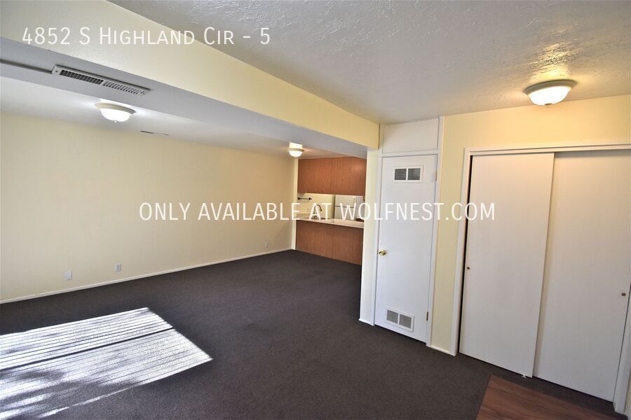 Beautiful 2 Bed Holladay Condo! No Deposit Option! property image
