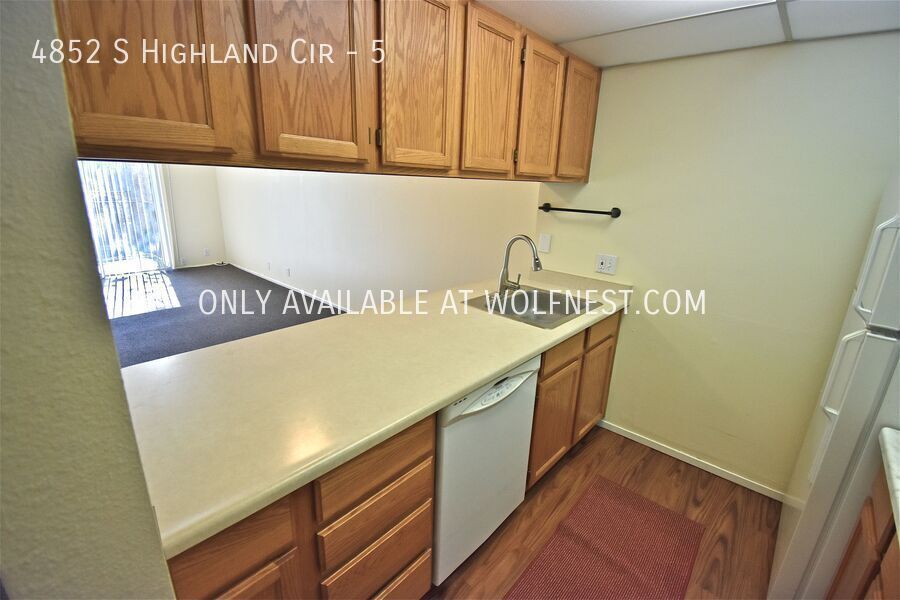 Beautiful 2 Bed Holladay Condo! No Deposit Option! property image