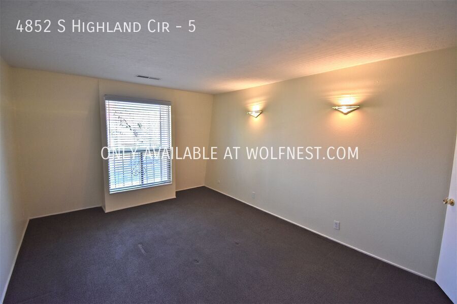 Beautiful 2 Bed Holladay Condo! No Deposit Option! property image