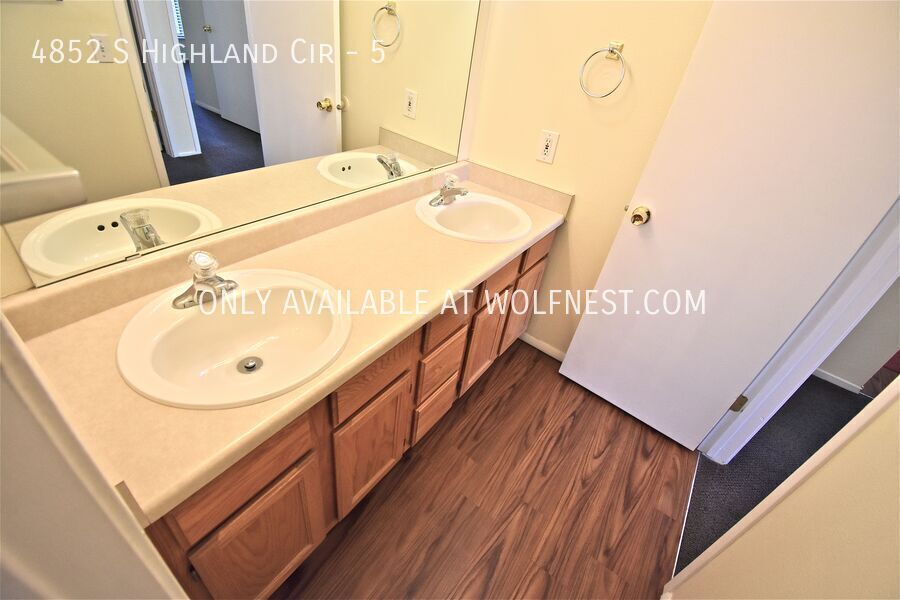 Beautiful 2 Bed Holladay Condo! No Deposit Option! property image