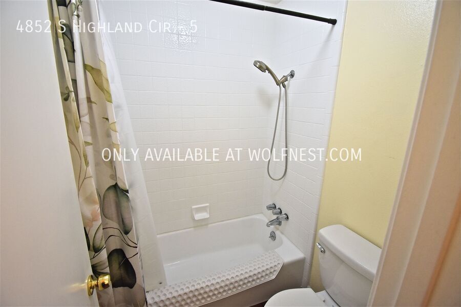 Beautiful 2 Bed Holladay Condo! No Deposit Option! property image