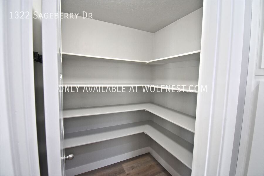 Spacious 6 Bed Santaquin Home! No Deposit Option! property image