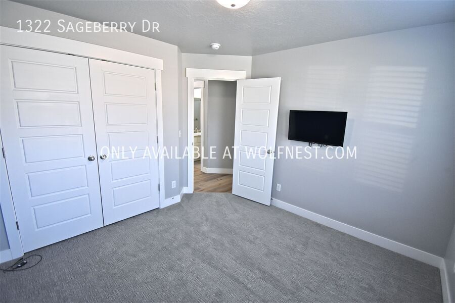 Spacious 6 Bed Santaquin Home! No Deposit Option! property image