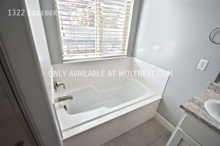 Spacious 6 Bed Santaquin Home! No Deposit Option! property image