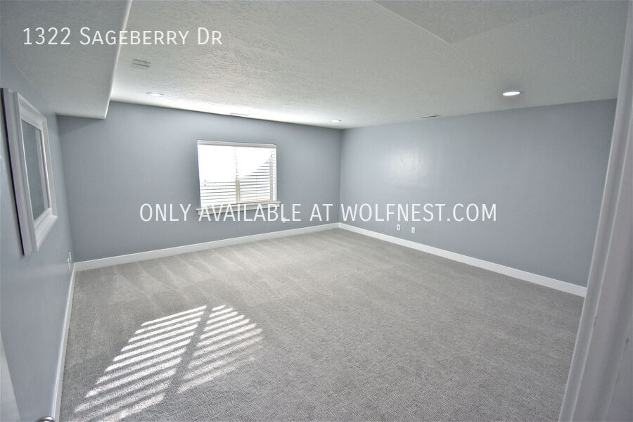 Spacious 6 Bed Santaquin Home! No Deposit Option! property image