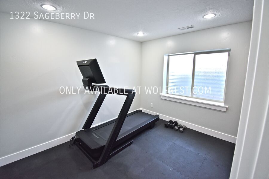 Spacious 6 Bed Santaquin Home! No Deposit Option! property image