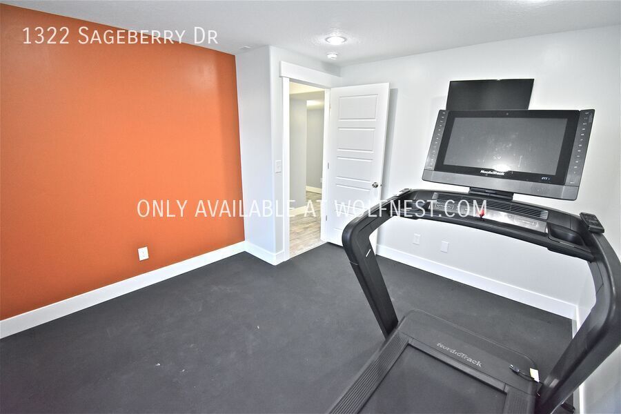 Spacious 6 Bed Santaquin Home! No Deposit Option! property image