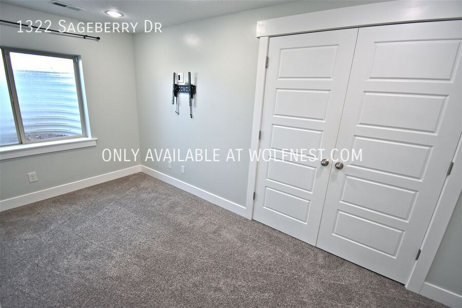 Spacious 6 Bed Santaquin Home! No Deposit Option! property image