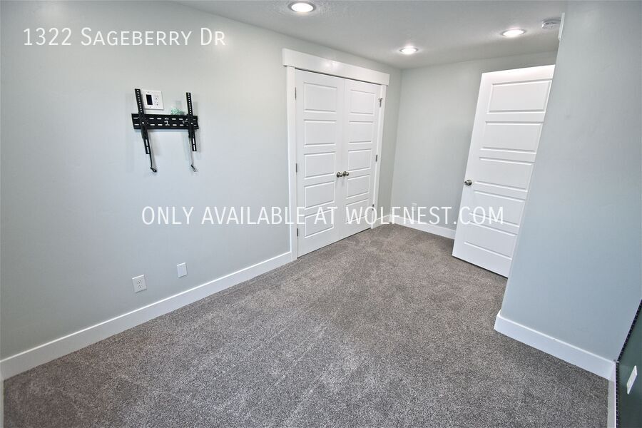 Spacious 6 Bed Santaquin Home! No Deposit Option! property image