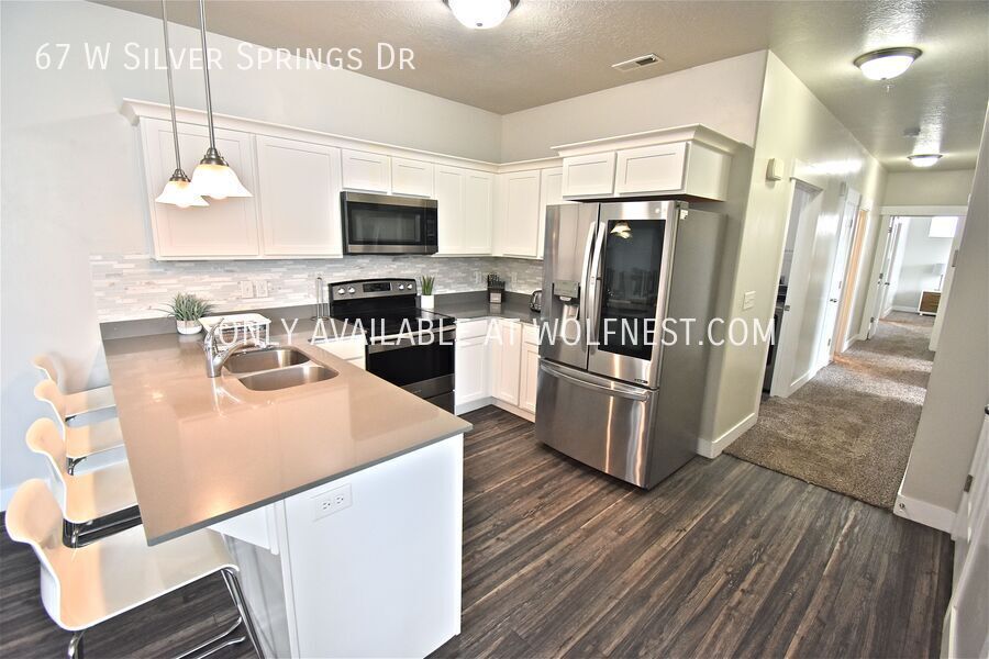 Fully Furnished Stunning 3 Bedroom Vineyard Condo! No Deposit Option! property image