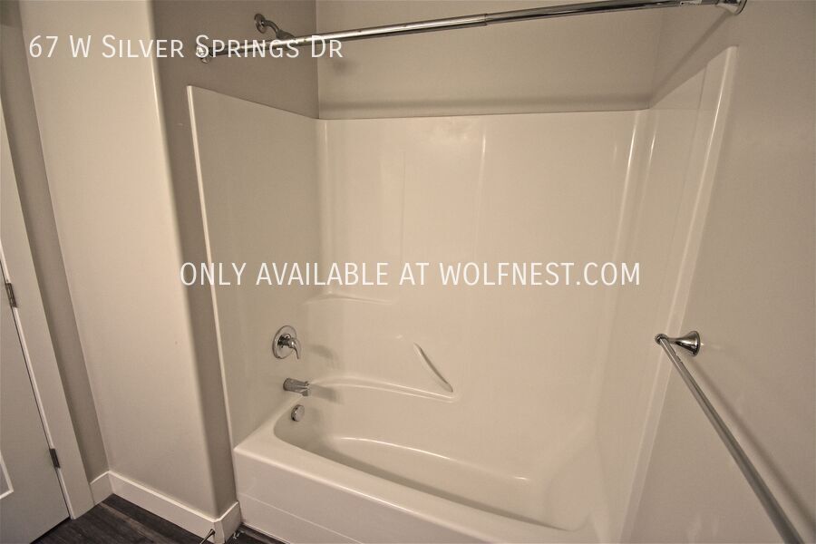 Fully Furnished Stunning 3 Bedroom Vineyard Condo! No Deposit Option! property image