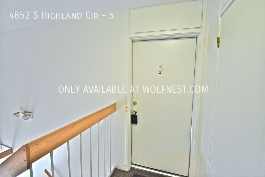 Beautiful 2 Bed Holladay Condo! No Deposit Option! property image