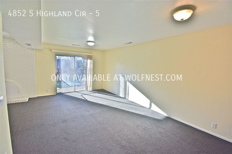 Beautiful 2 Bed Holladay Condo! No Deposit Option! property image
