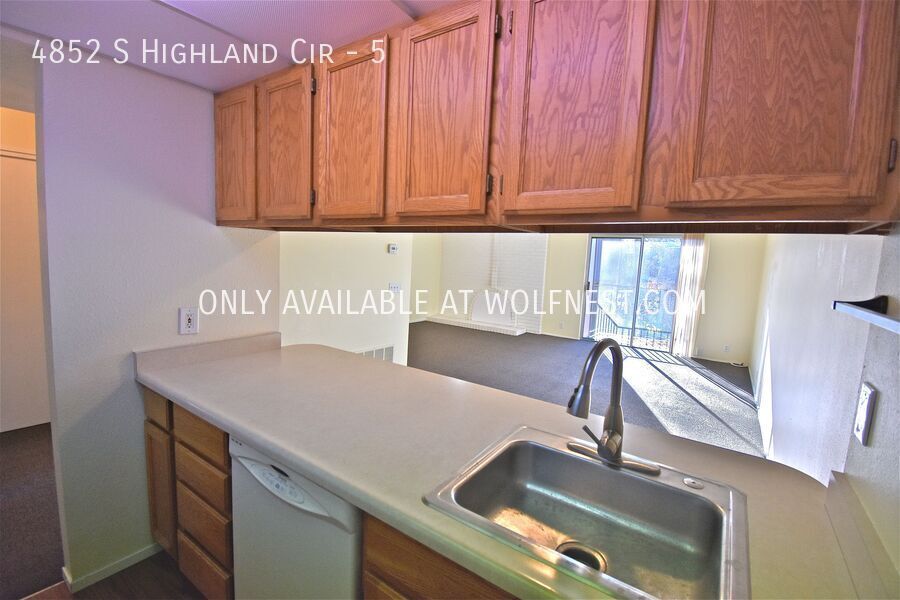 Beautiful 2 Bed Holladay Condo! No Deposit Option! property image