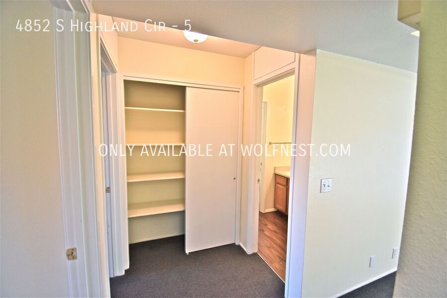 Beautiful 2 Bed Holladay Condo! No Deposit Option! property image