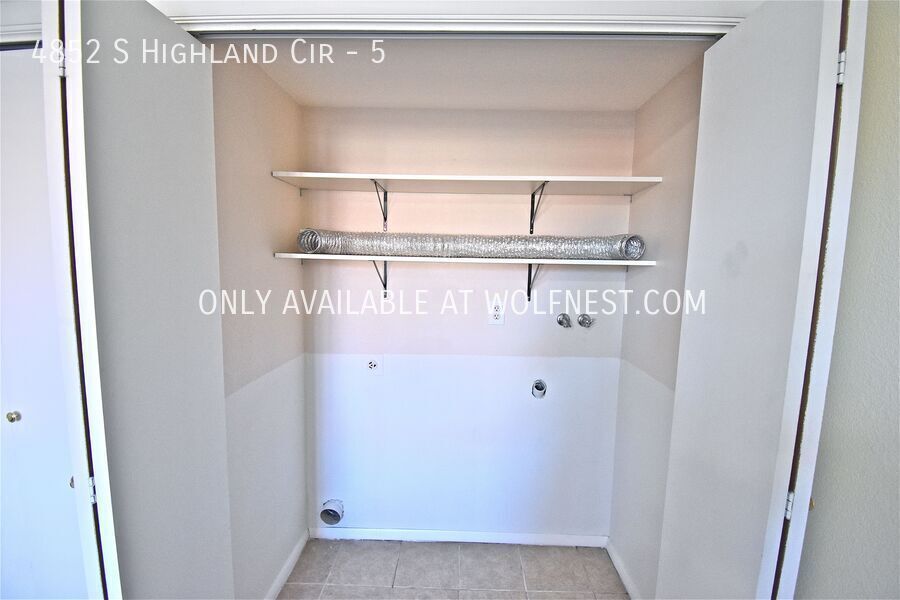 Beautiful 2 Bed Holladay Condo! No Deposit Option! property image