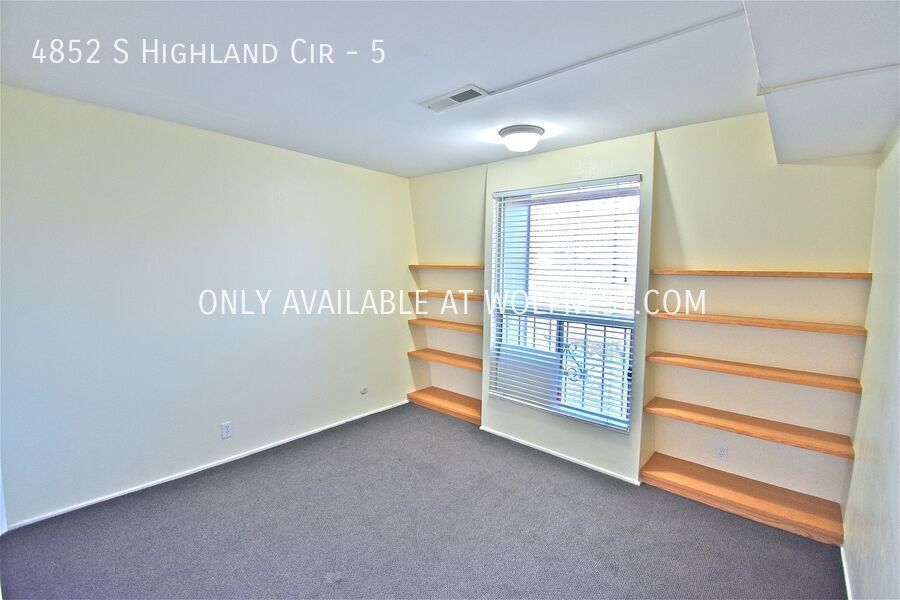 Beautiful 2 Bed Holladay Condo! No Deposit Option! property image