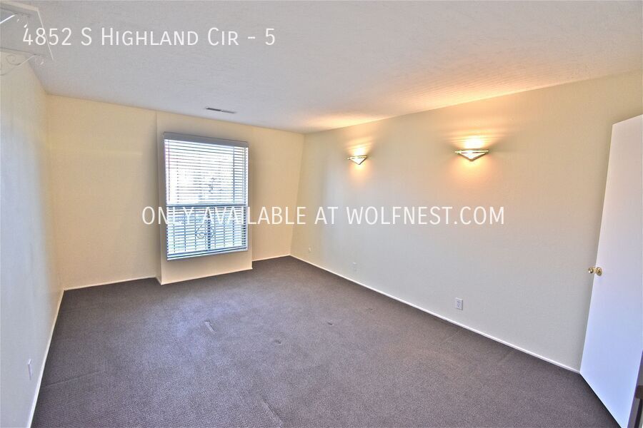 Beautiful 2 Bed Holladay Condo! No Deposit Option! property image