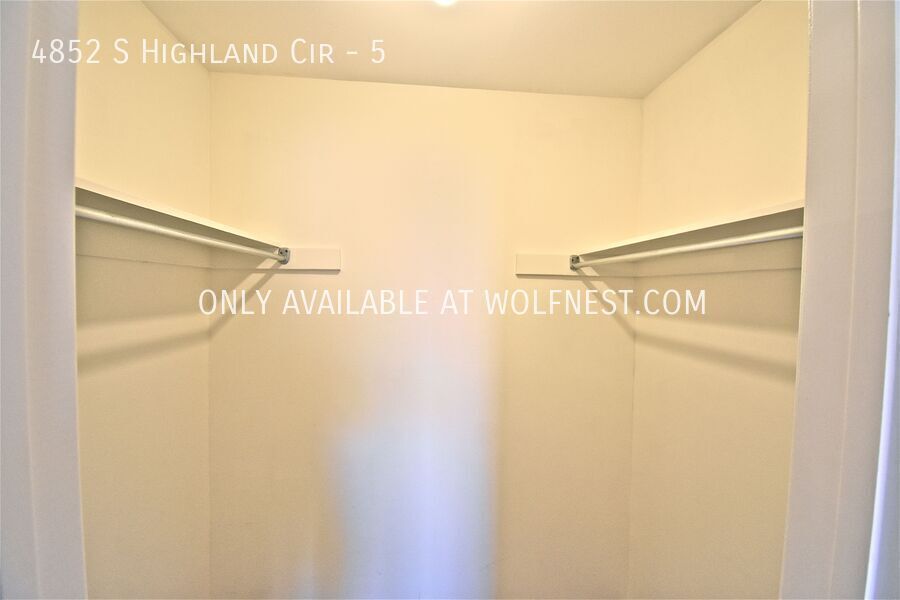 Beautiful 2 Bed Holladay Condo! No Deposit Option! property image