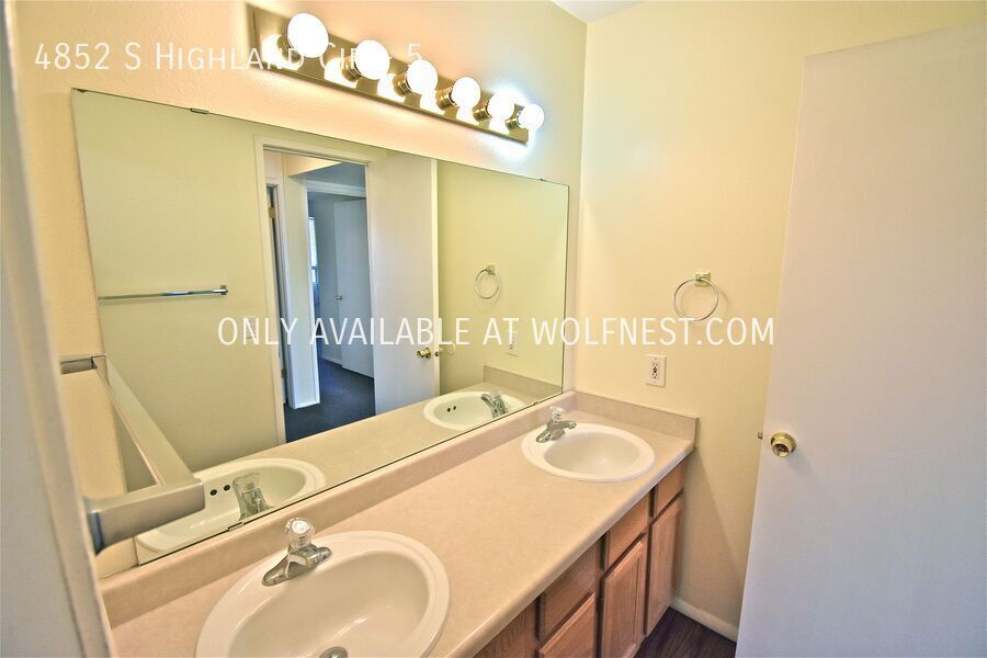 Beautiful 2 Bed Holladay Condo! No Deposit Option! property image