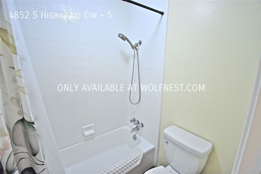 Beautiful 2 Bed Holladay Condo! No Deposit Option! property image