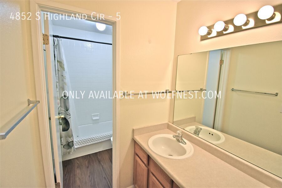 Beautiful 2 Bed Holladay Condo! No Deposit Option! property image