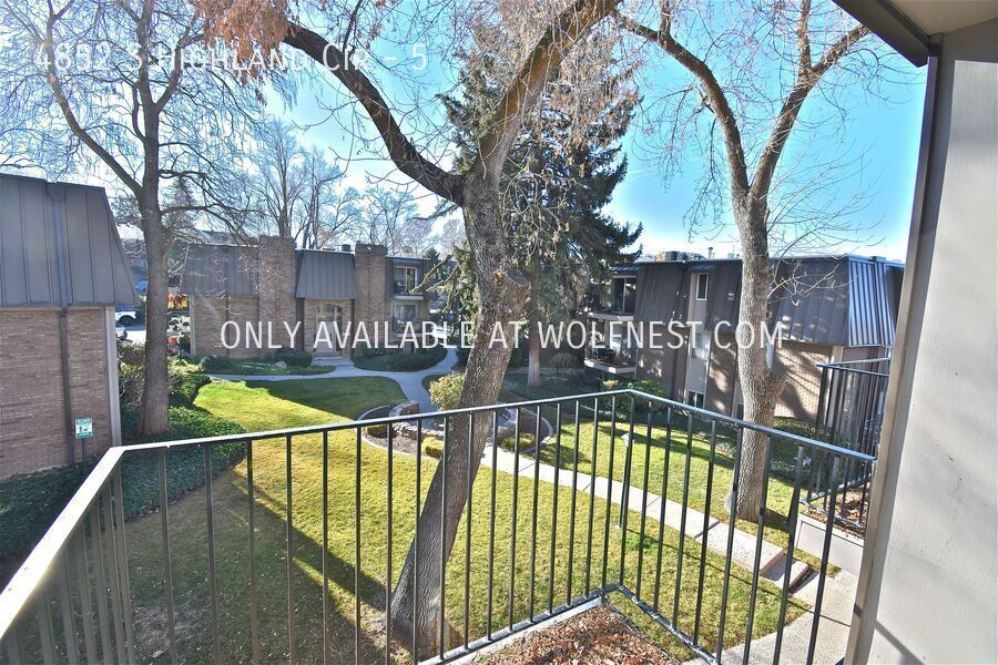 Beautiful 2 Bed Holladay Condo! No Deposit Option! property image