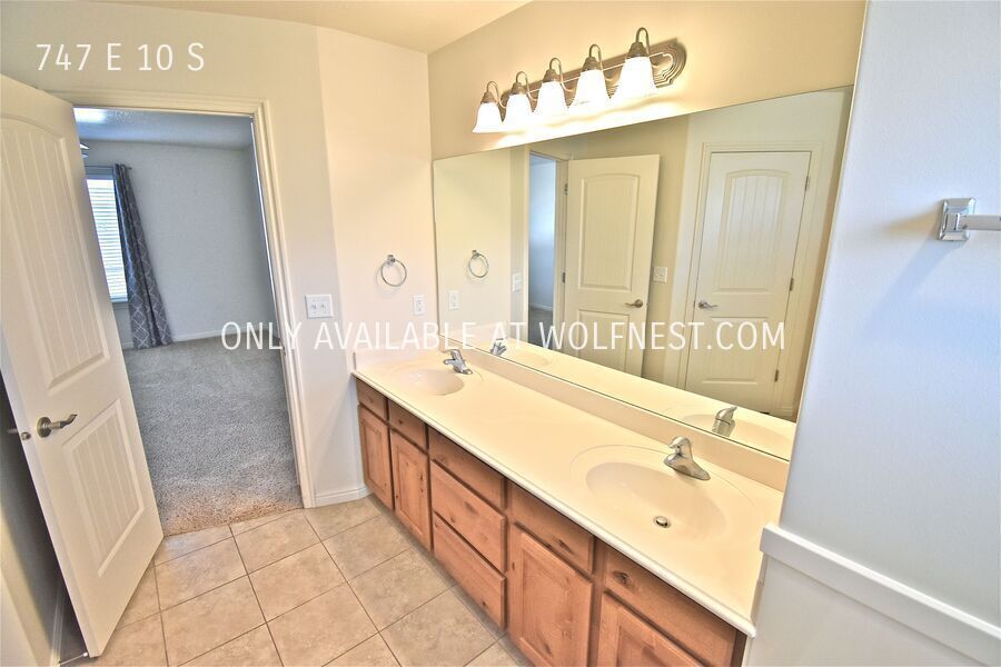 Beautiful 4 Bed American Fork Townhome! No Deposit Option! property image