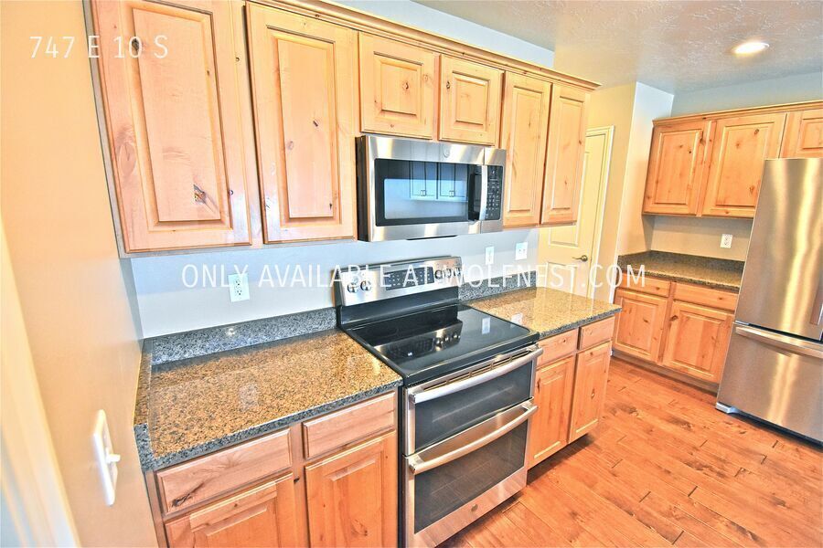 Beautiful 4 Bed American Fork Townhome! No Deposit Option! property image