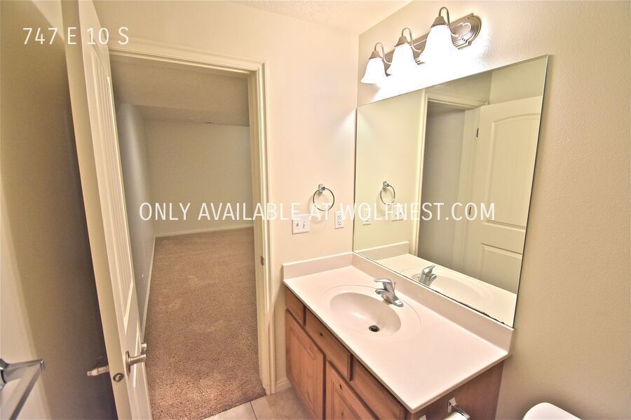 Beautiful 4 Bed American Fork Townhome! No Deposit Option! property image