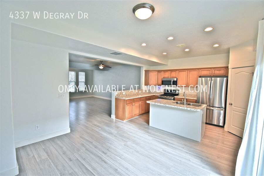 Spacious 4 Bed Daybreak Townhome! property image