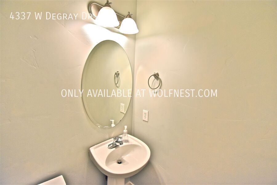 Spacious 4 Bed Daybreak Townhome! property image