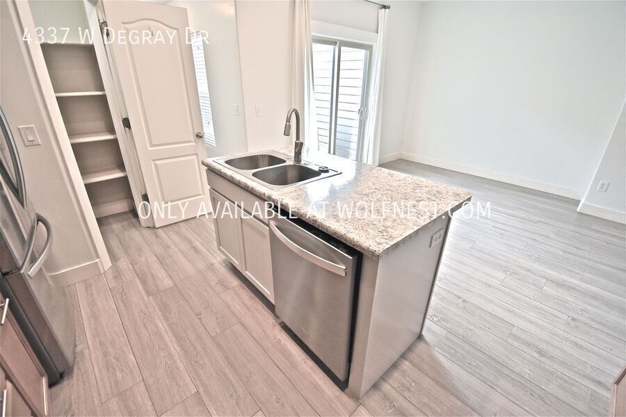 Spacious 4 Bed Daybreak Townhome! property image
