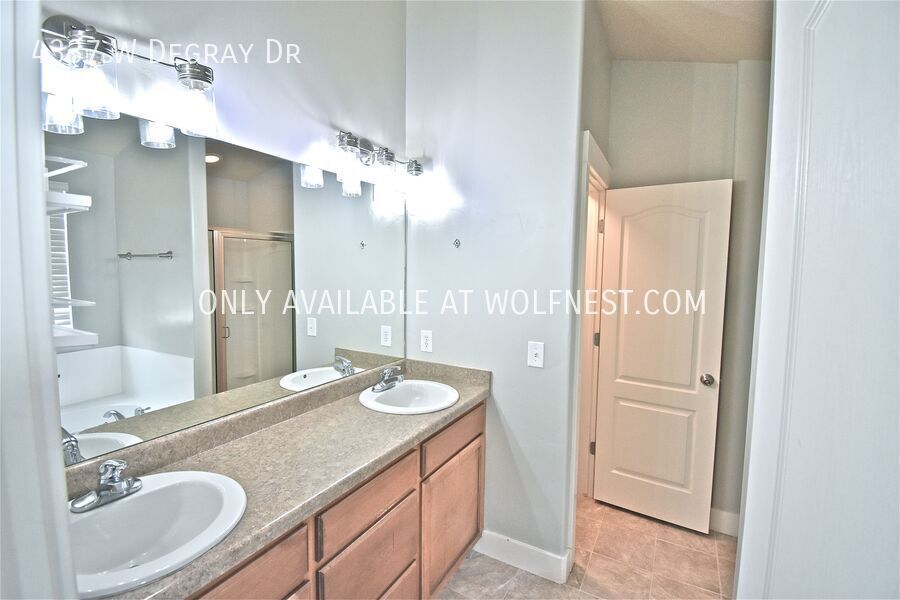 Spacious 4 Bed Daybreak Townhome! property image
