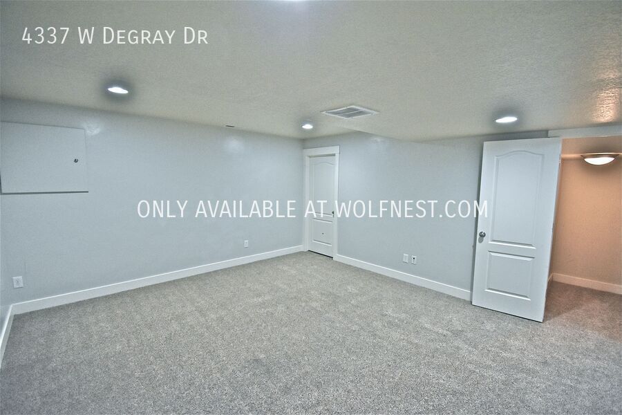 Spacious 4 Bed Daybreak Townhome! property image