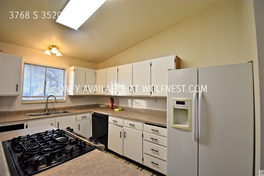 Lovely 3 Bed West Valley Townhome! No Deposit Option! property image