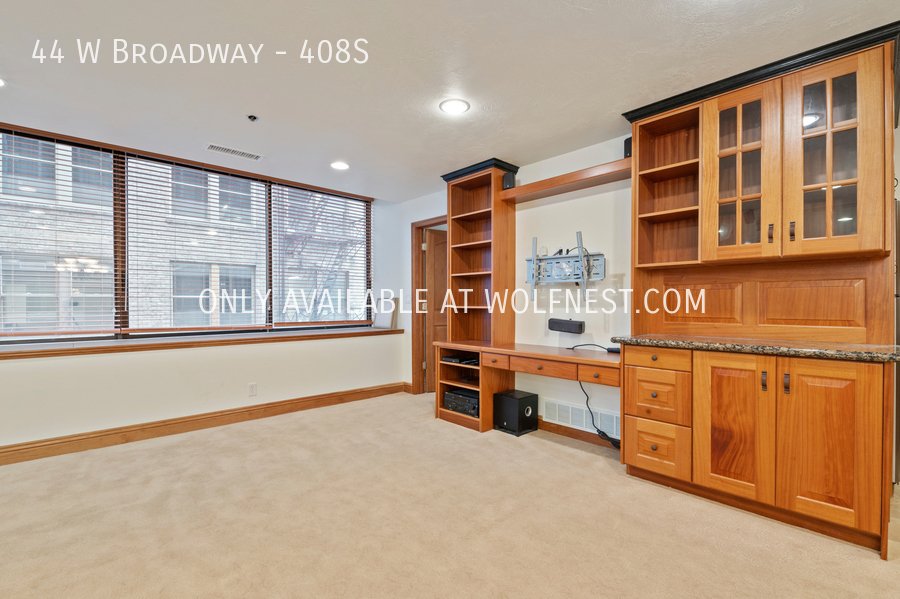 Luxurious 1 Bed Downtown Condo! No Deposit Option! property image