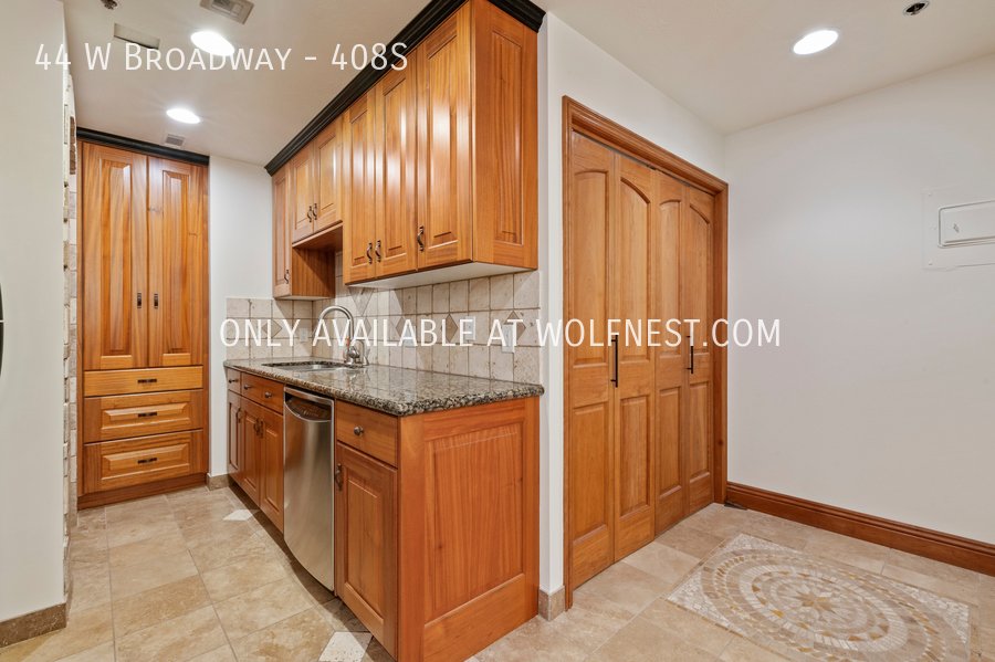 Luxurious 1 Bed Downtown Condo! No Deposit Option! property image