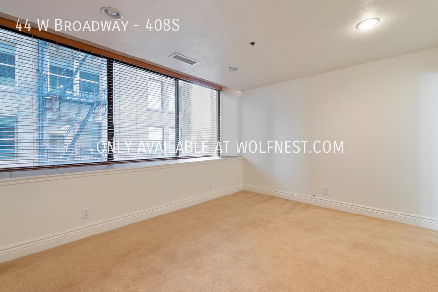 Luxurious 1 Bed Downtown Condo! No Deposit Option! property image