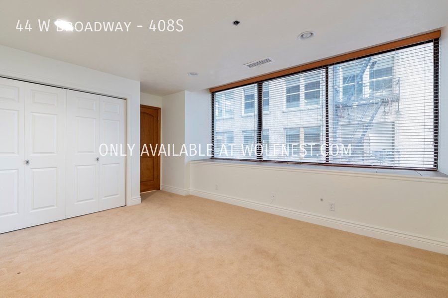 Luxurious 1 Bed Downtown Condo! No Deposit Option! property image