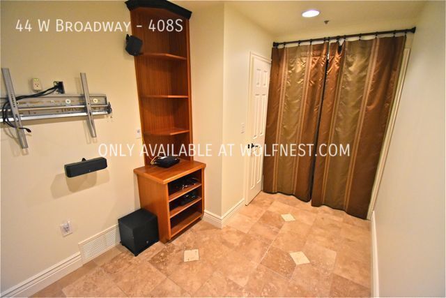 Luxurious 1 Bed Downtown Condo! No Deposit Option! property image