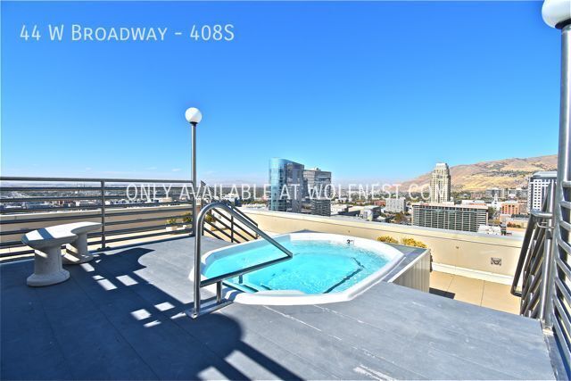Luxurious 1 Bed Downtown Condo! No Deposit Option! property image