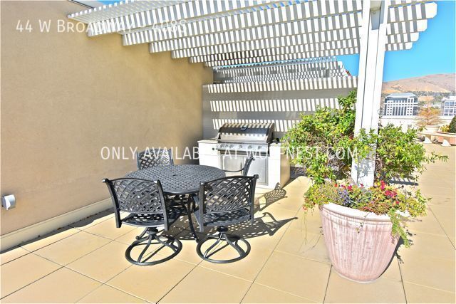 Luxurious 1 Bed Downtown Condo! No Deposit Option! property image