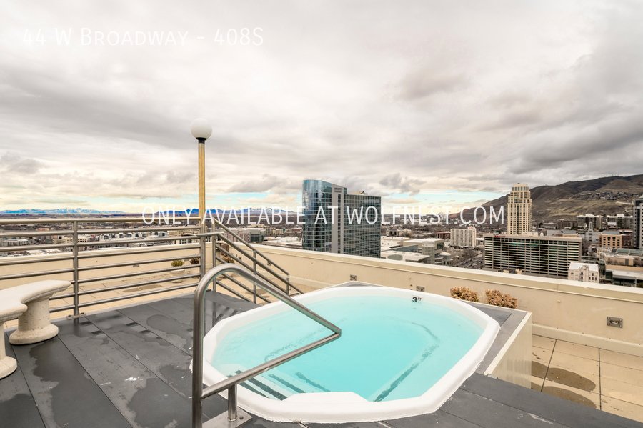 Luxurious 1 Bed Downtown Condo! No Deposit Option! property image