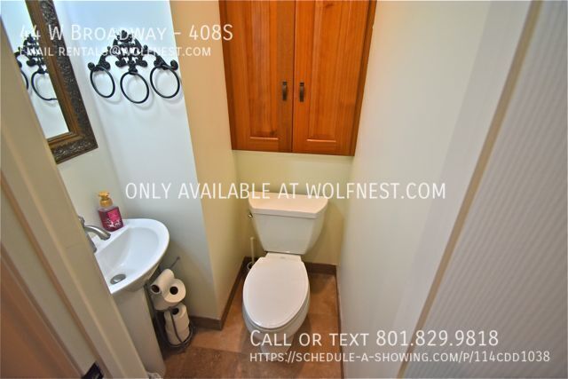Luxurious 1 Bed Downtown Condo! No Deposit Option! property image