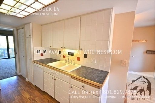 Stunning 2 Bed Holladay Townhome! No Security Option! property image