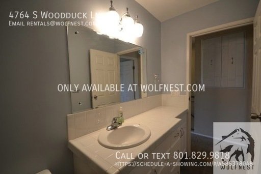 Stunning 2 Bed Holladay Townhome! No Security Option! property image