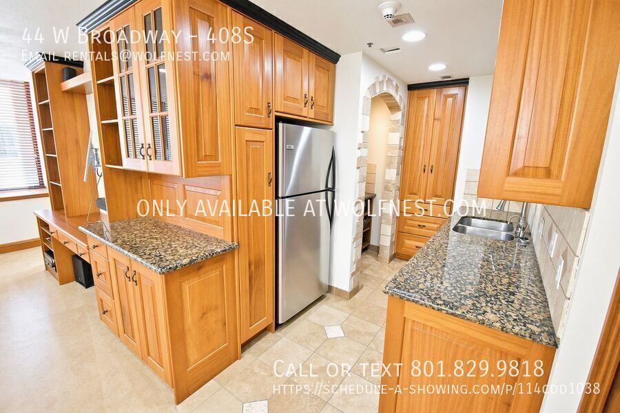 Luxurious 1 Bed Downtown Condo! No Deposit Option! property image